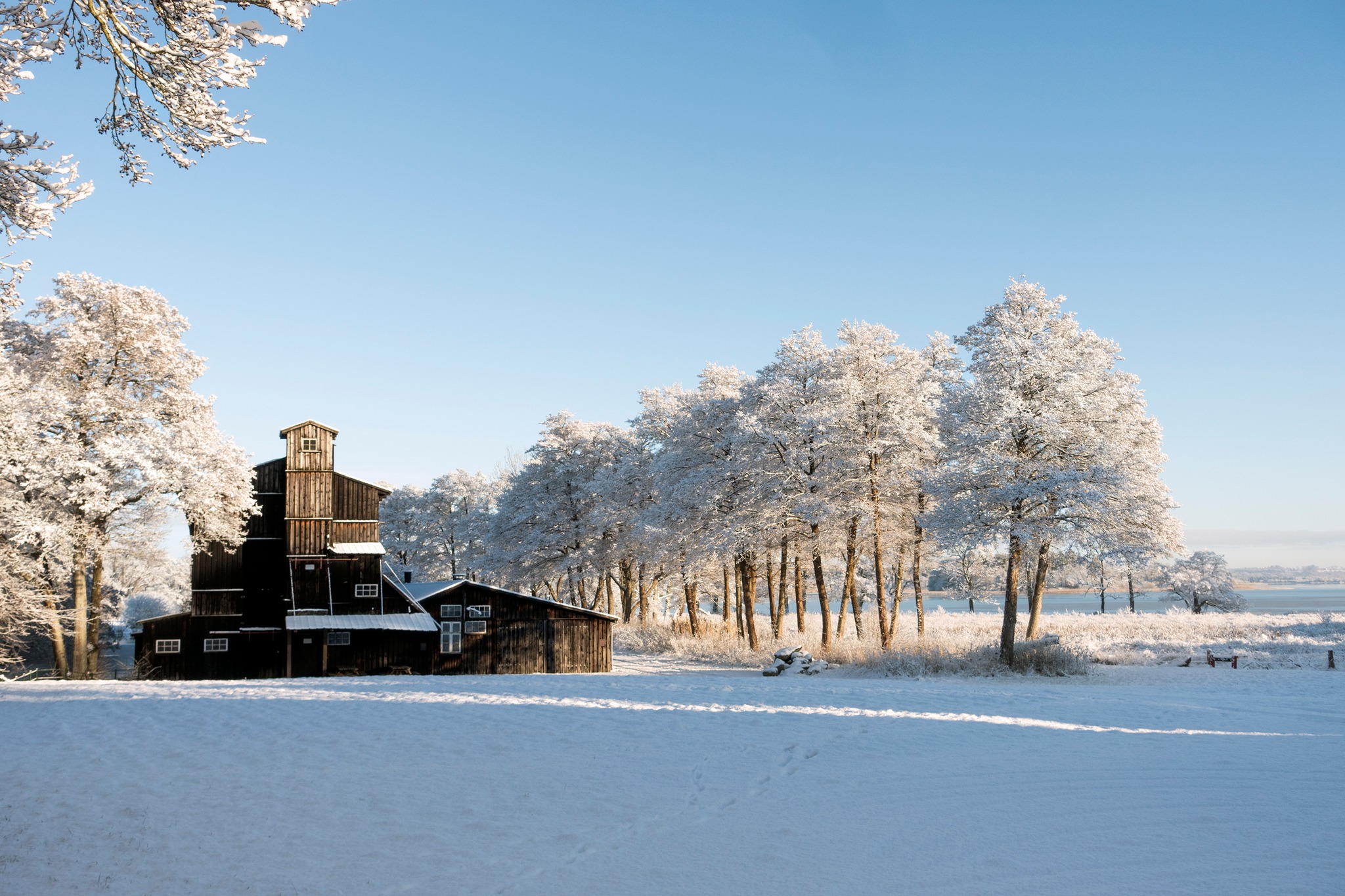 Tørreladen i sol og sne